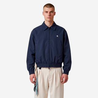 FASHION JACKET NAVY / DER ARTIKEL IST AB DEM 1. NOVEMBER 2026 BEI UNS LIEFERBAR UND KANN BEREITS JETZT VORBESTELLT WERDEN.